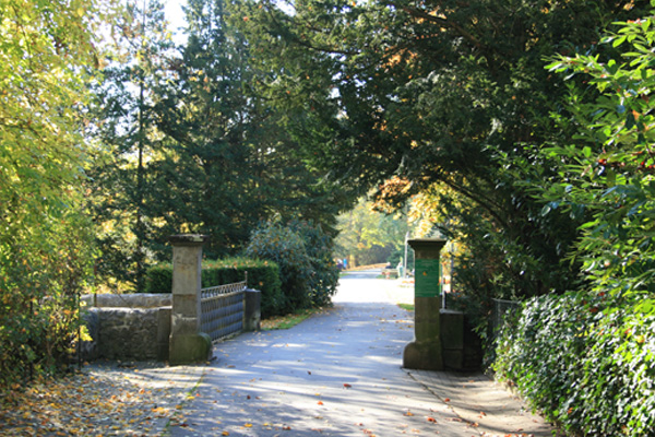 Der alte Eingang zum Park über die Brücke der Kirschenhohl. (Foto: Kirschenberger) 