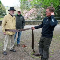 Benjamin Lakowski erklärt Wolfgang Gerster die Sicherung (Foto: Martin Fuchs)