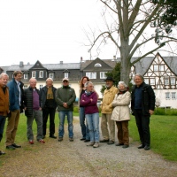 Einige Mitglieder beim Rundgang in der Lindenallee.