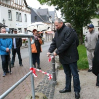 Bürgermeister Breithecker bei der Einweihung des neuen Eingangsbereiches